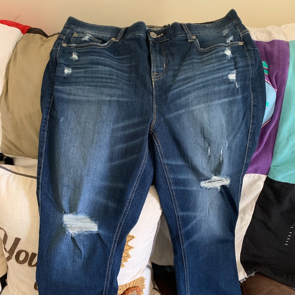 Torrid crop bombshell skinny style with premium stretch. Size 16.